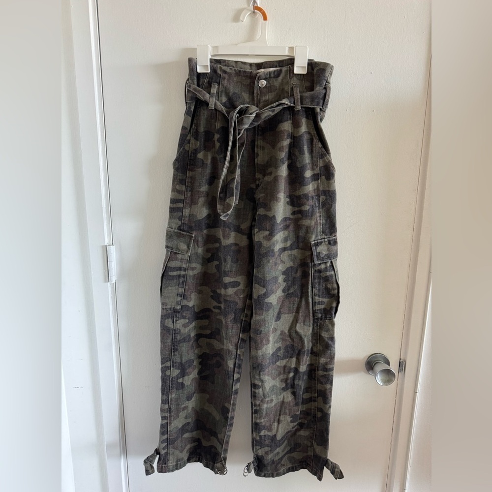 Zara Camo Cargo Paperbag Camouflage Jeans. Tapered and Wide leg adjustable